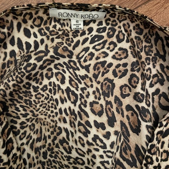 RONNY KOBO Collection Crosella Animal Print Long Sleeve Surplice Satin Blouse S - Picture 3 of 4